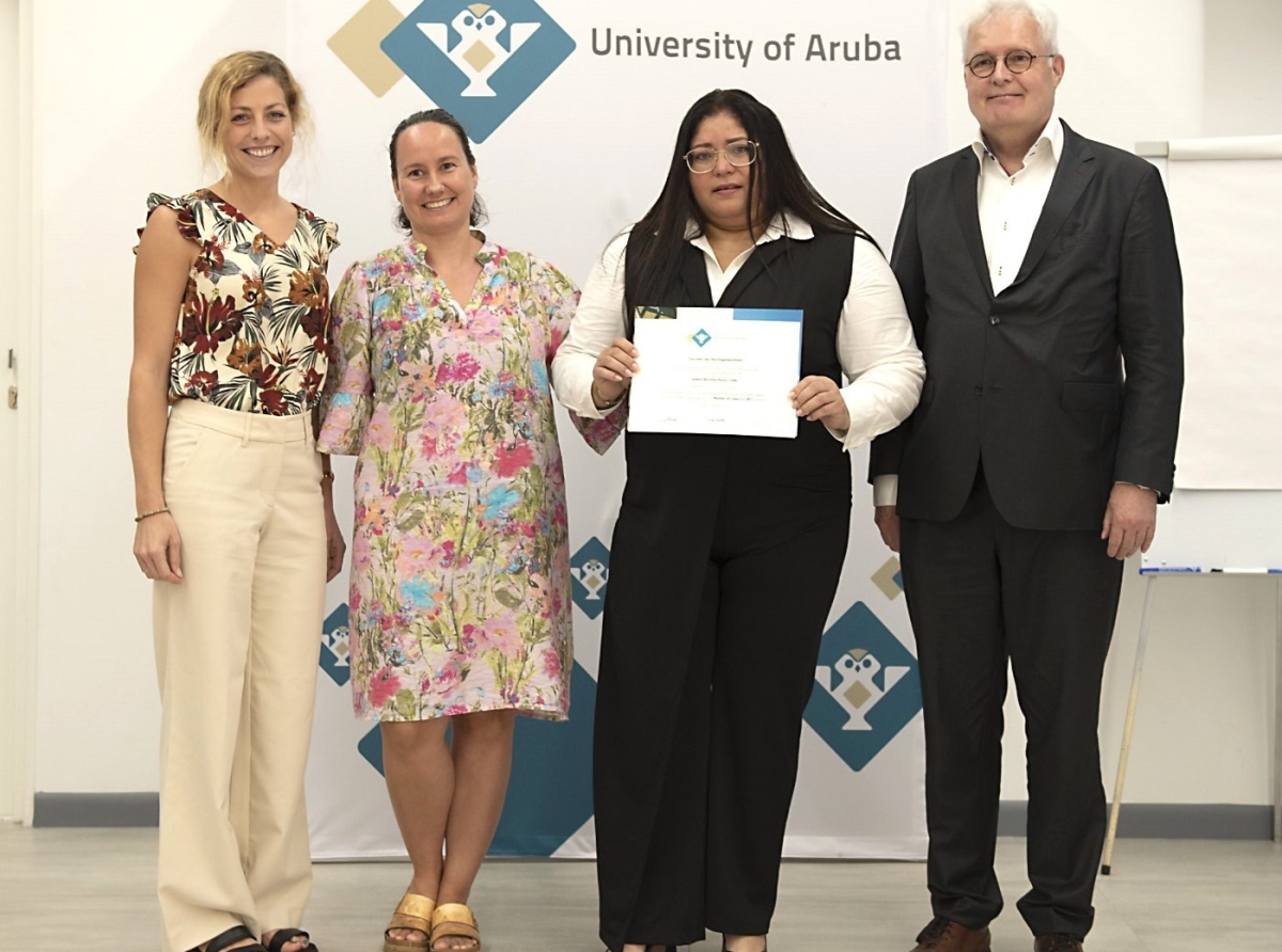 Saskia Croes a gradua pa Facultad di Ley na Universidad di Aruba