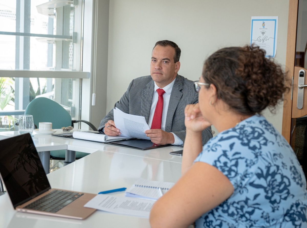 Minister Geoffrey Wever y AFTA ta reuni riba e avance den e ley di proteccion di consumidornan na Aruba