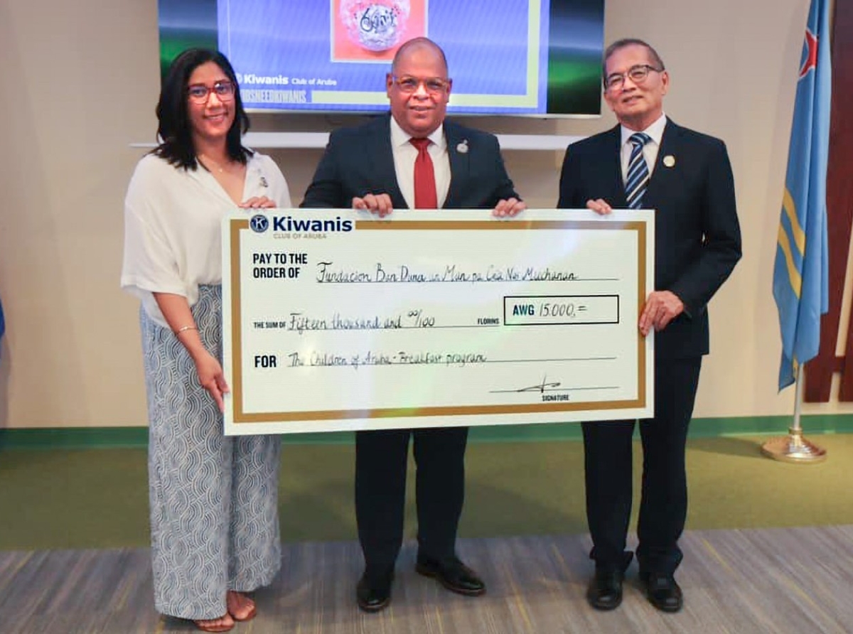 Kiwanis Club of Aruba cu donacion di 15 mil pa cria muchanan