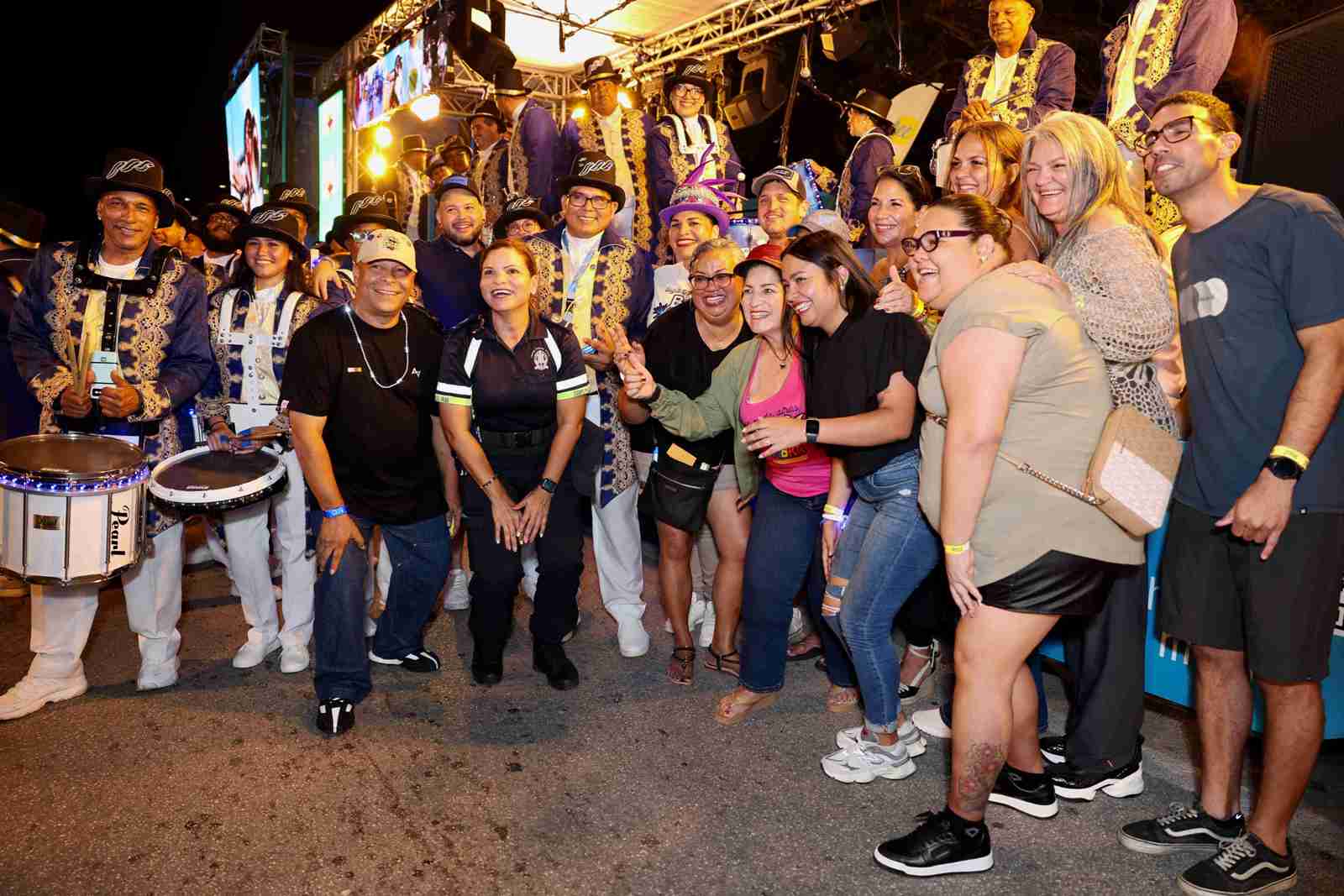 Aruba Tourism Authority a honra Massive Brass Band durante Lighting Parade