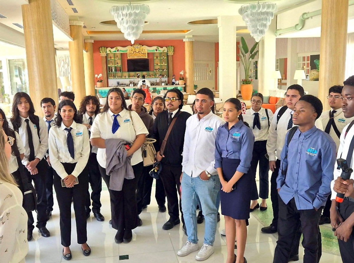 Grupo di Student Council di Colegio EPI H&T a bay conoce JOIA Iberostar Aruba