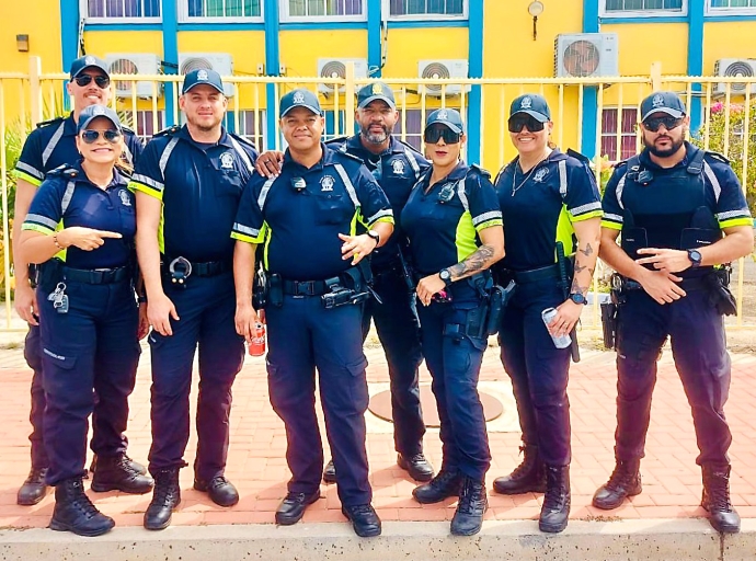 Polisnan contento cu publico na Carnaval di Mucha San Nicolas