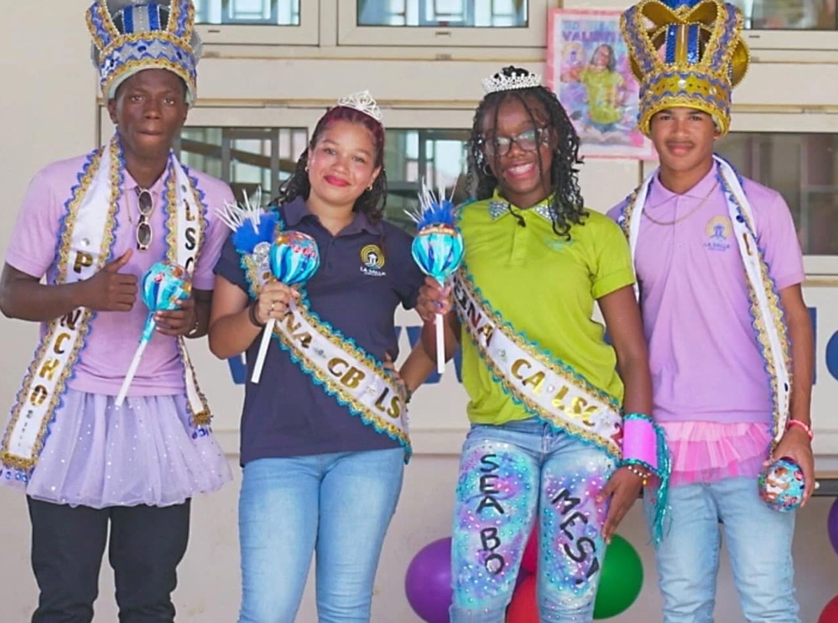 Laylany y Valentina corona como reinanan di La Salle College