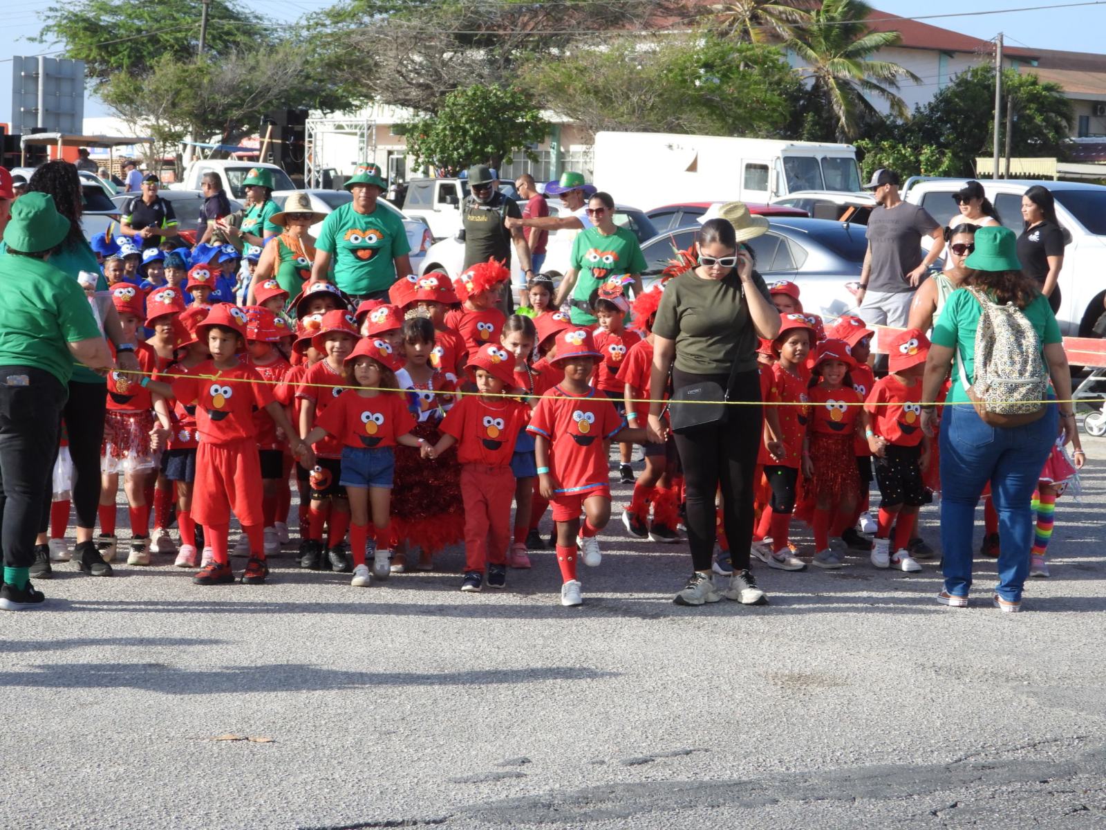 Muchanan a disfruta di Parada Escolar na Noord