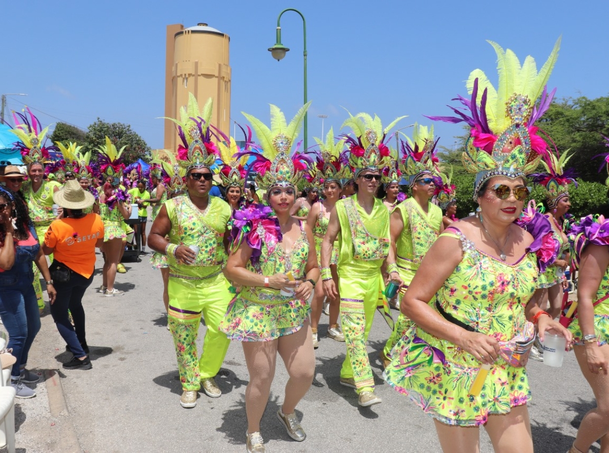 Yen di ambiente y tur cos netchi den Parada Grandi di San Nicolas