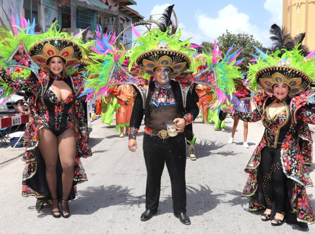 Carnaval di San Nicolas cu algun body-piece fenomenal