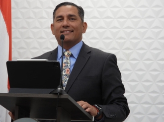 Minister Ursell Arends a presenta rapport tocante costo pa cuido adulto mayor