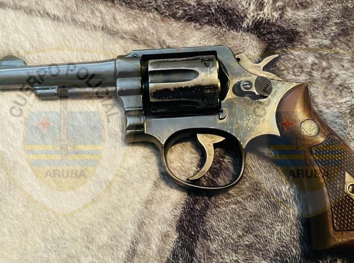 Hoben di 17 aña deteni cu arma y tambe droga na su cas na Madiki Kavel