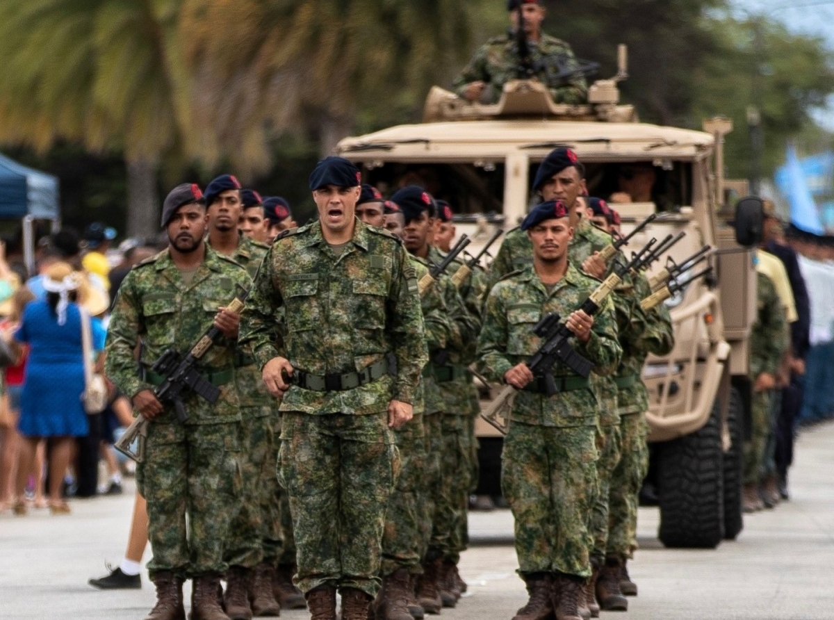 Militarnan tambe a luci durante desfile di 18 di maart