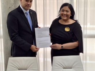 Ex Minister Maduro a haci e traspaso di e cartera di Finansa y Cultura na Minister Wever