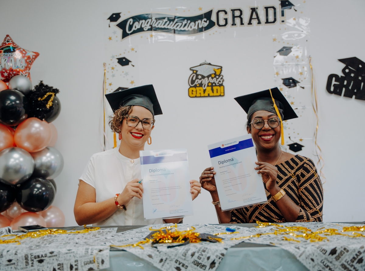 Indra Poulina y Denise Laclé ta gradua como sedacionista