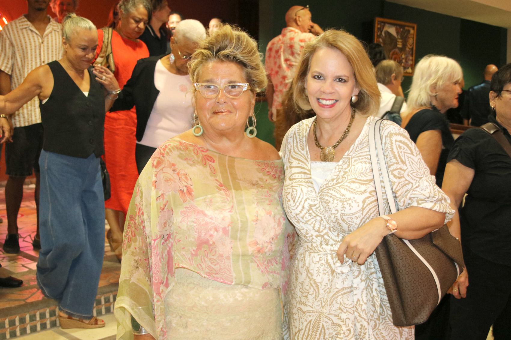 Parlamentario Evelyn Wever-Croes a bay mira expo y documentario ‘Faces of Art’