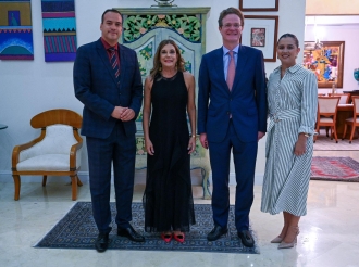 Pabien na Sra. Landa Henriquez cu su reconocemento prestigioso di Alemania