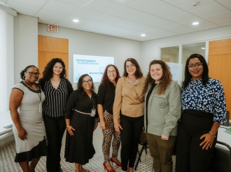 Minister Wyatt-Ras mustrando cu DAS ta e prome portal pa comunidad