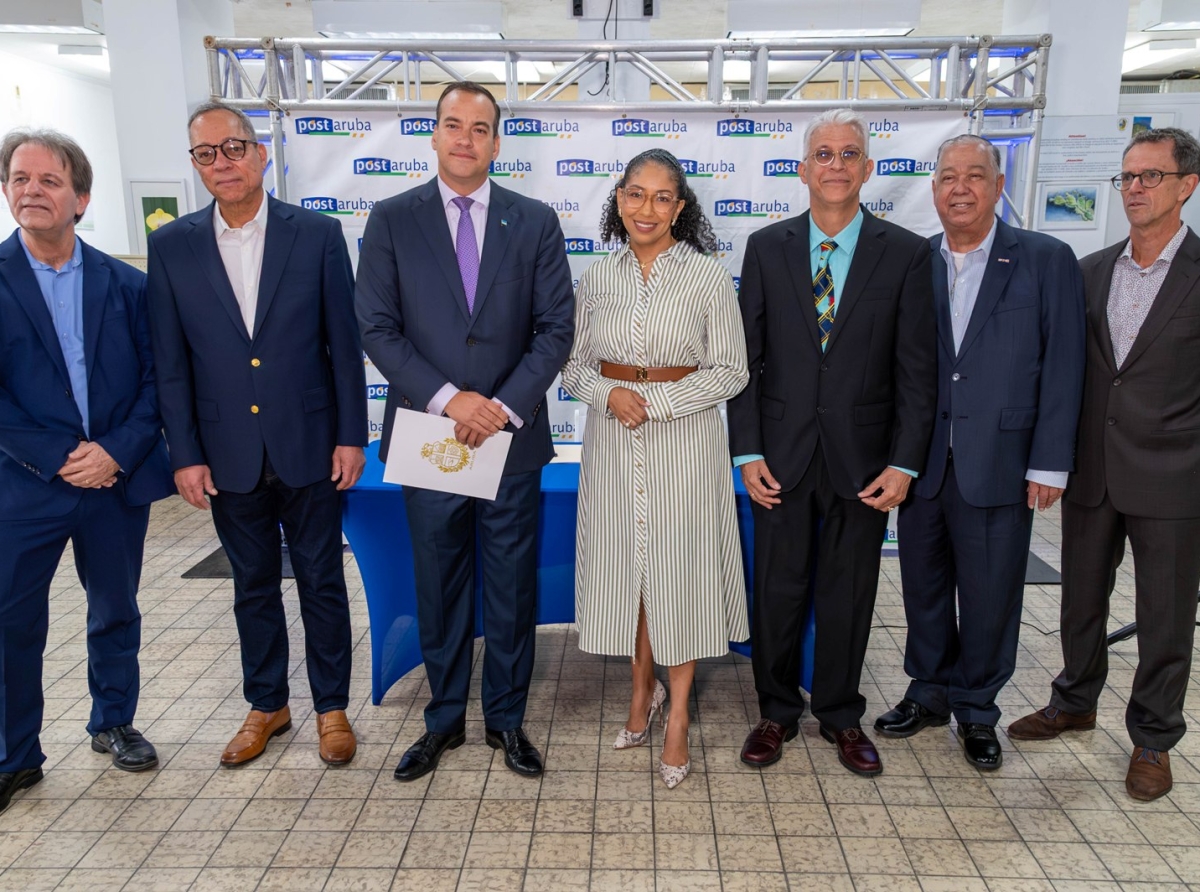 Minister Wever ta felicita Sra. Esther Emerencia-Gomes, directora nobo pa Post Aruba N.V.