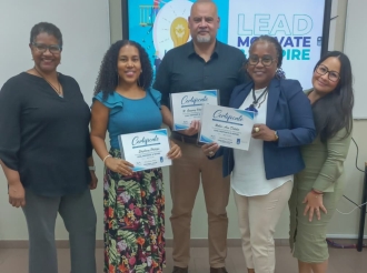 Colegio EPI ta felicita tres colega cu a finalisa curso di 'Lead, Motivate and Inspire'