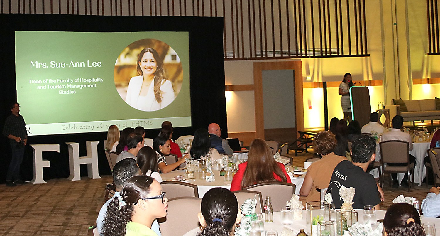 Conferencia organiza pa Facultad di Hospitalidad y Maneho di Turismo di Universidad di Aruba tabata un exito
