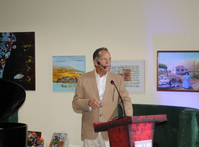 Hopi interesante tabata e presentacion tocante Papiamento y e lenga di Cabo Verde presenta pa Ange Jessurun