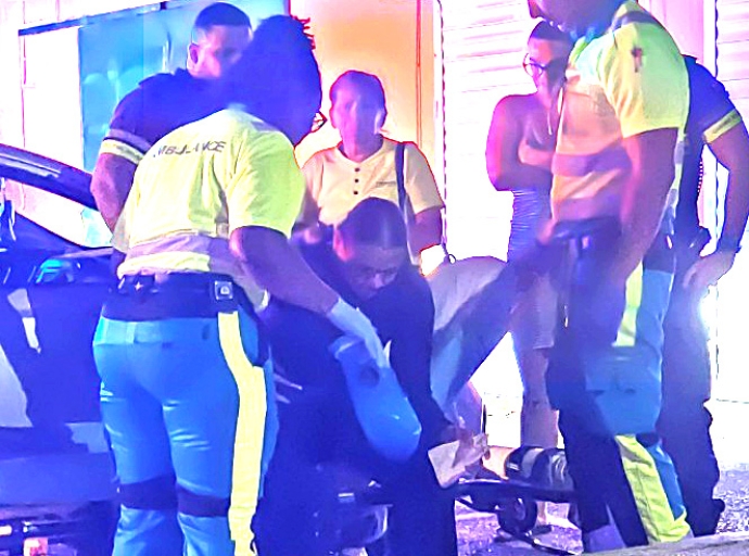 Auto a dal un peaton femenino na Macuarima