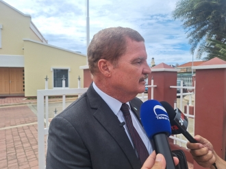 Prome Minister Eman a entrega documentonan adicional na Gobernador tocante caso De Meza