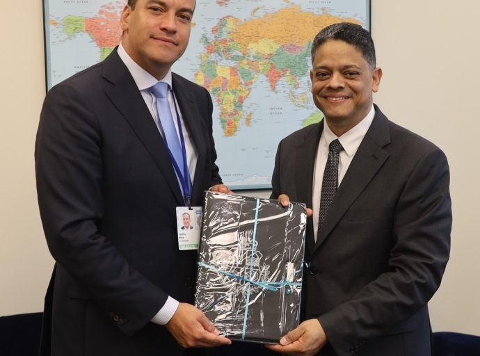 Ministro a reuni cu Director Ehecutivo di Banco Mundial