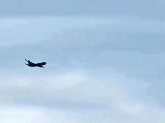 E motibo di con un avion a keda draai rond pa 32 minuut riba Aruba