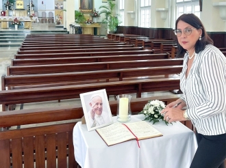 Ministro Mervin Wyatt-Ras a firma registro di condolencia