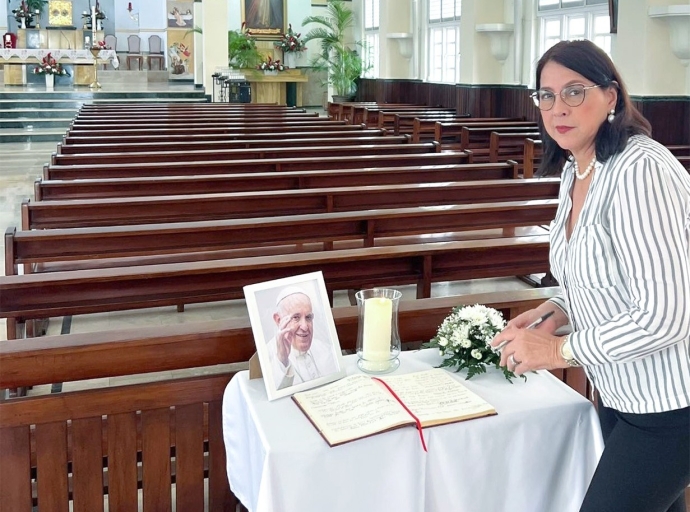 Ministro Mervin Wyatt-Ras a firma registro di condolencia
