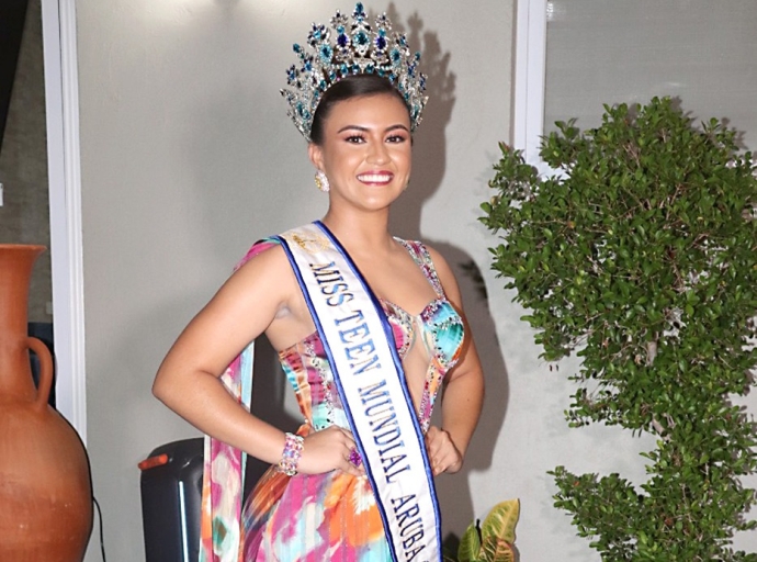 Jennely Winklaar corona como Miss Teen Mundial Aruba 2025
