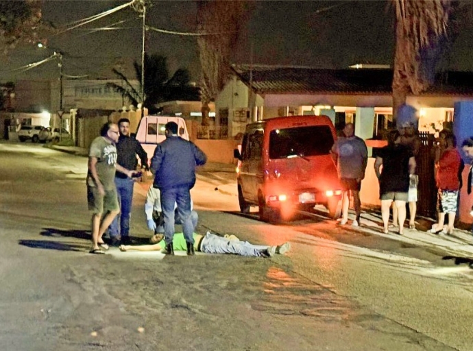 Auto a dal peaton y lag’e cu golpi serio na cabez