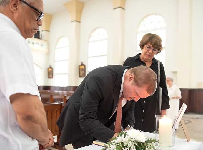 Firmando registro di condolencia pa Papa Francisco