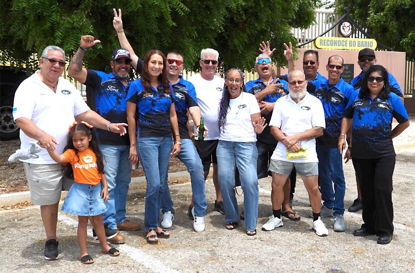 Miembronan di Mustang Car Club Aruba a observa Dia di Rey