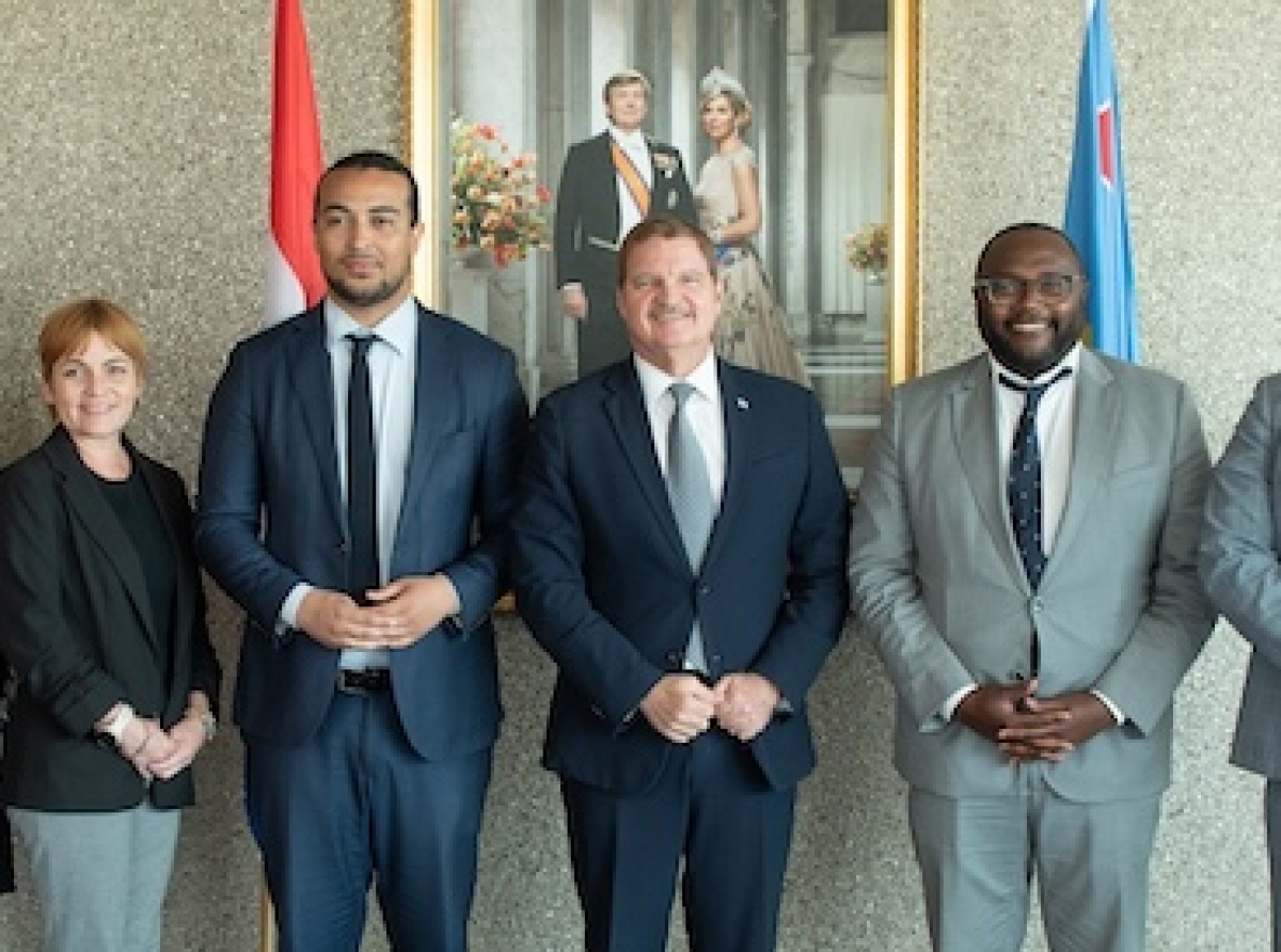 Premier Mike Eman a reuni cu Comision di Relacionnan den Reino di Tweede Kamer
