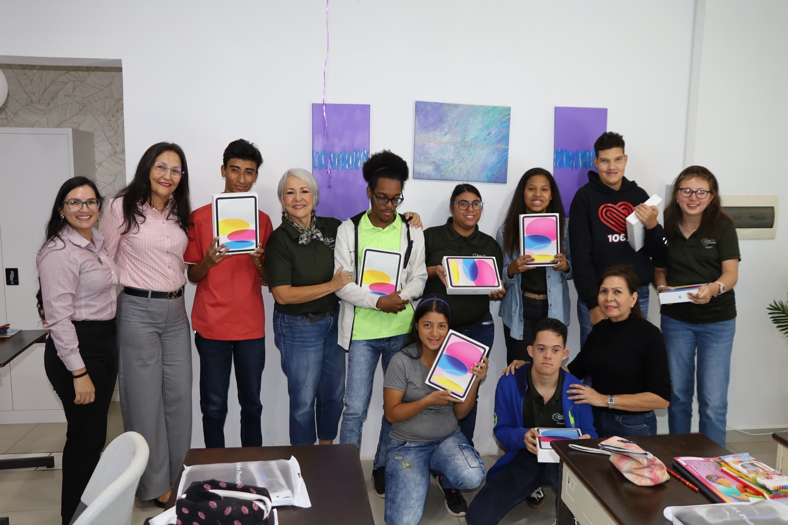 Wind Creek Aruba cu donacion di 10 iPads na “Scol Inclusion”