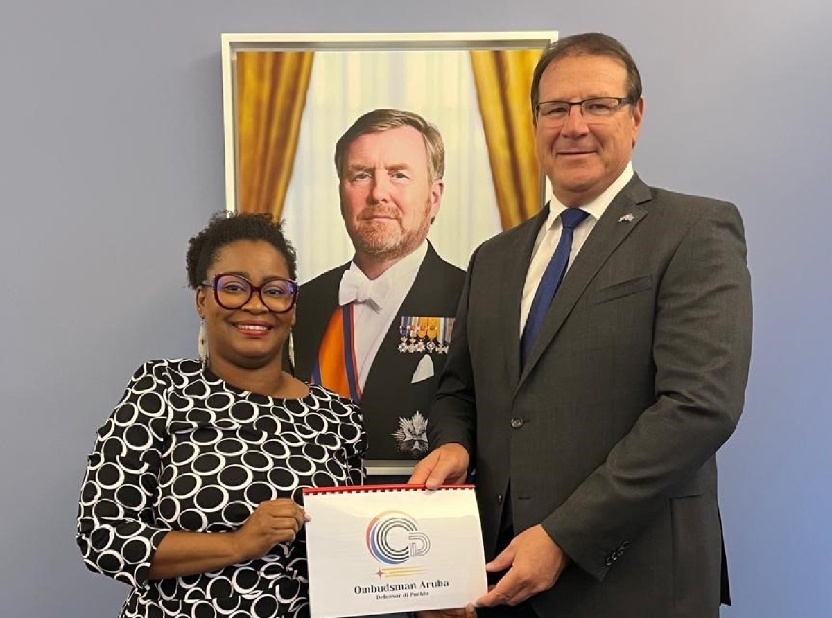 Sra. Jurima Bryson a otorga Gobernador un copia di e Codigo di Conducta di Ombudsman di Aruba