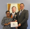 Sra. Jurima Bryson a otorga Gobernador un copia di e Codigo di Conducta di Ombudsman di Aruba