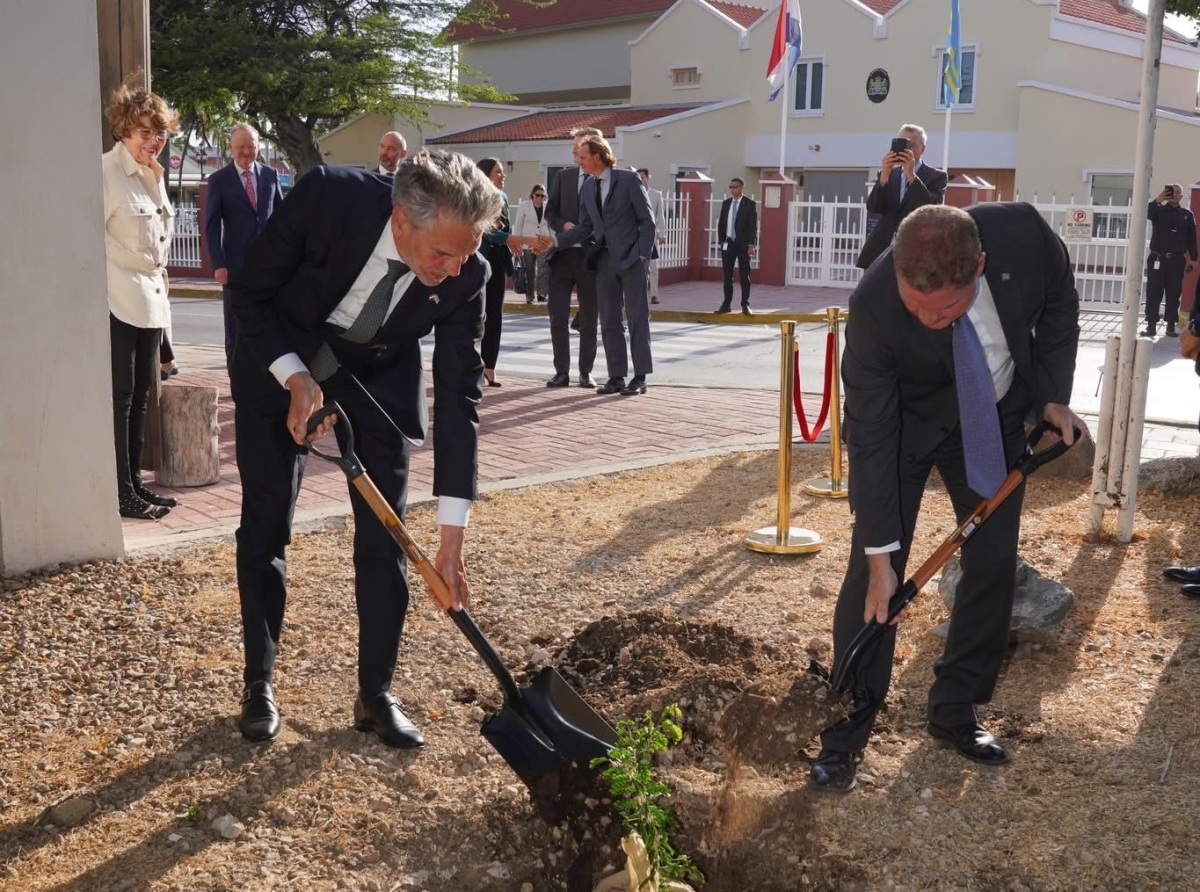 Prome Minister Eman y Premier Schoof dilanti di Fort Zoutman a planta un mata di Wayaca