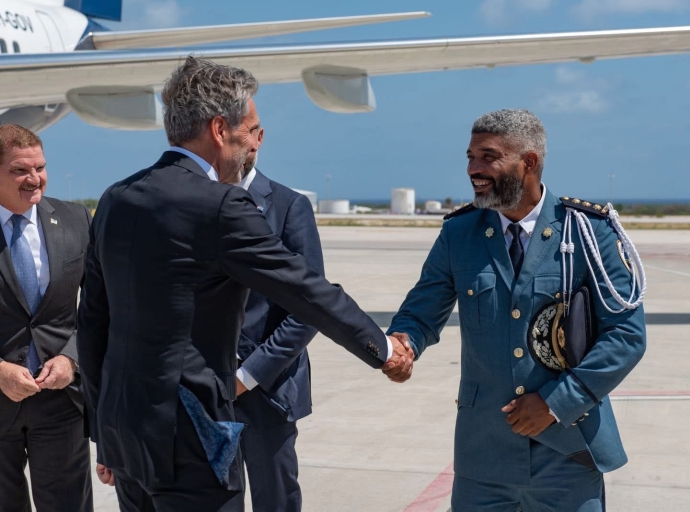 Altocomisario Arnhem a ricibi Prome Minister Hulandes na aeropuerto