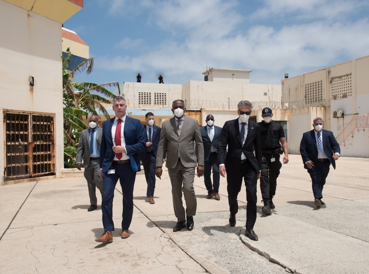 Premier Hulandes Dick Schoof a haci un recorido den Centro Coreccional Aruba