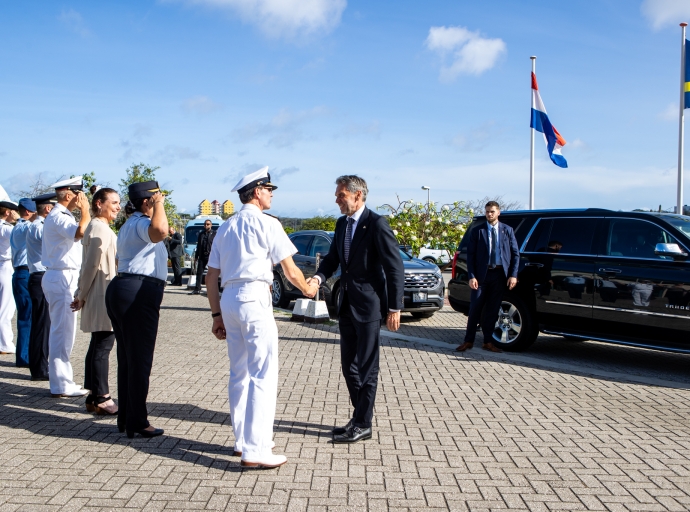 Minister-President Schoof a bishita Base Naval Parera na Corsou 