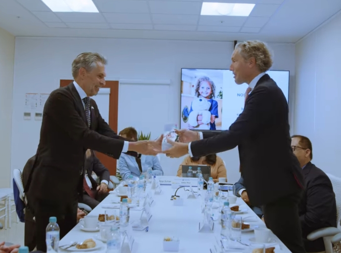 Horacio Oduber Hospital hopi satisfecho cu bishita di Prome Minister Hulandes