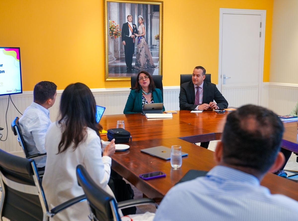 Minister Geoffrey Wever a reuni cu representante di comerciante di galiña di Colombia