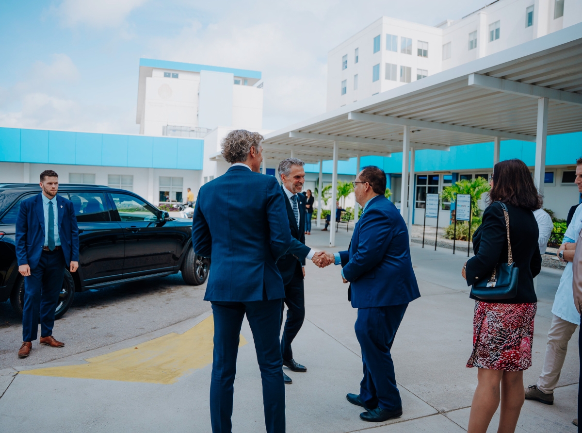 Hospital a pidi Gobierno di Hulanda pa yuda cu acceso completo na e mercado di medicina Hulandes