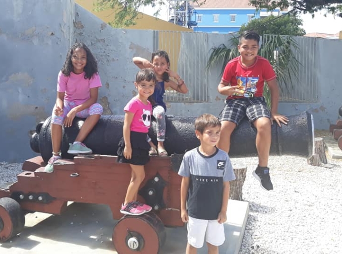 Celebracion vibrante di Dia Internacional di Museo den Playa