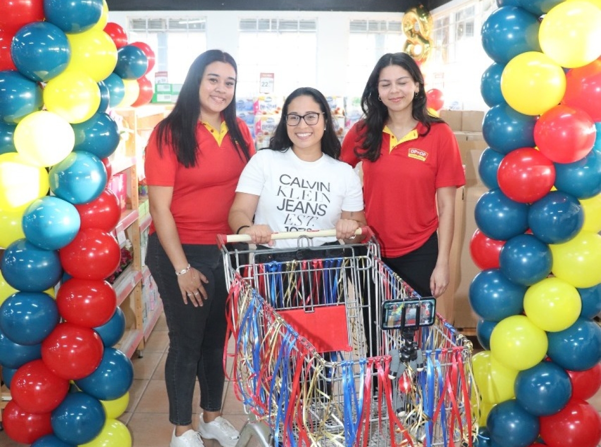 Jessika Ramirez tabata e feliz ganador di un 'Free Shopping Spree'