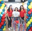 Jessika Ramirez tabata e feliz ganador di un 'Free Shopping Spree'