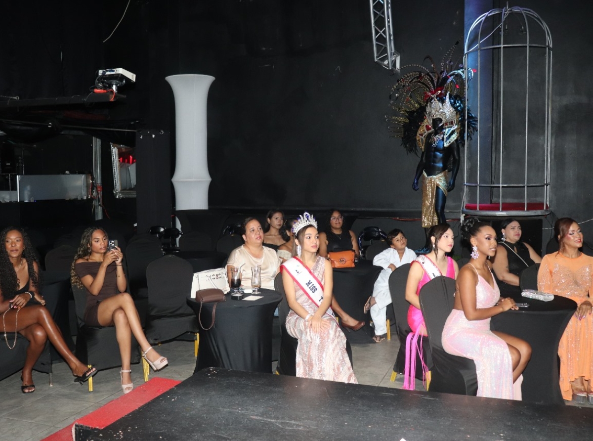 Coronacion di Briannah Arrindell como Teen Turismo Aruba y Zahaira Marin como Señora Turismo Aruba