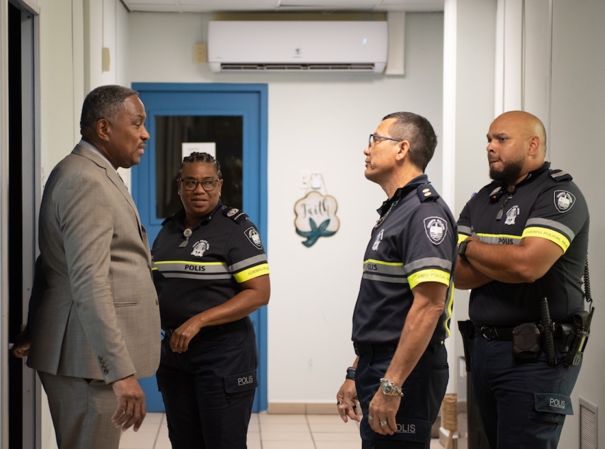 Ministro di Husticia Arthur Dowers ta cuestiona deterioro den departamentonan di Gobierno