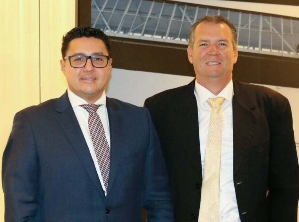 Besaril y Ling lo ta dilanti Hues pa malversacion di placa di Gobierno di Aruba