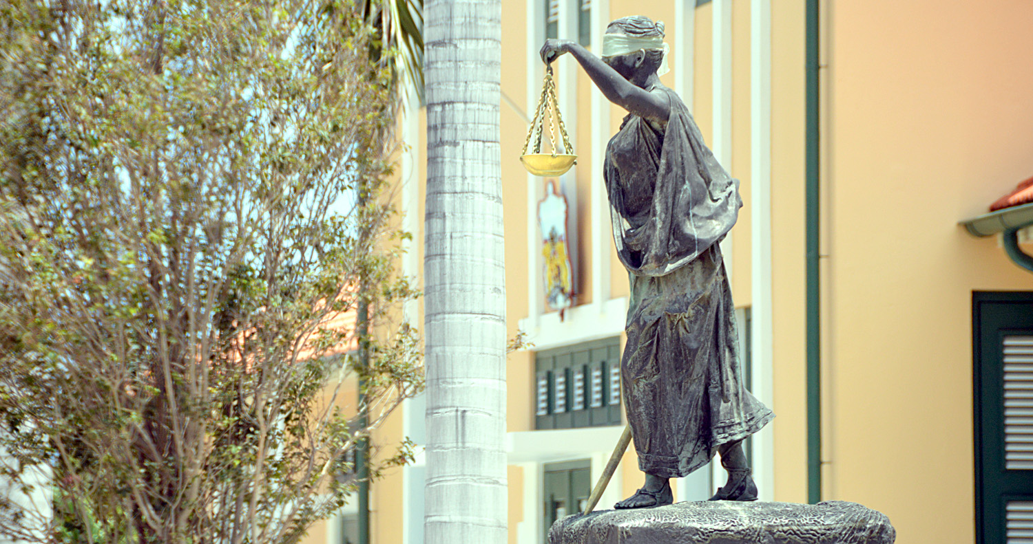 Dolphi Richardson cu caso contra Gobierno